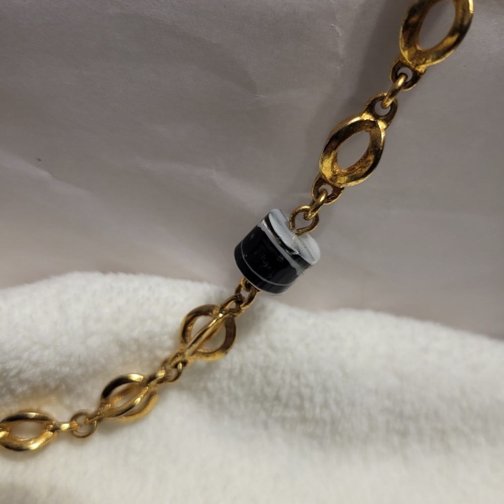 GOLD TONE AND GLASS BEAD NECKLACE - Picture 2 of 4